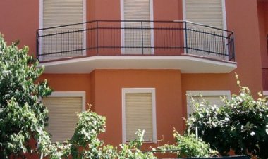 Tinteggiatura esterna villa con filetti